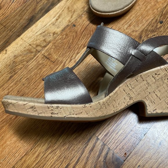 Clarks Gold Sandals Size 9 /12 Like New - Picture 4 of 7